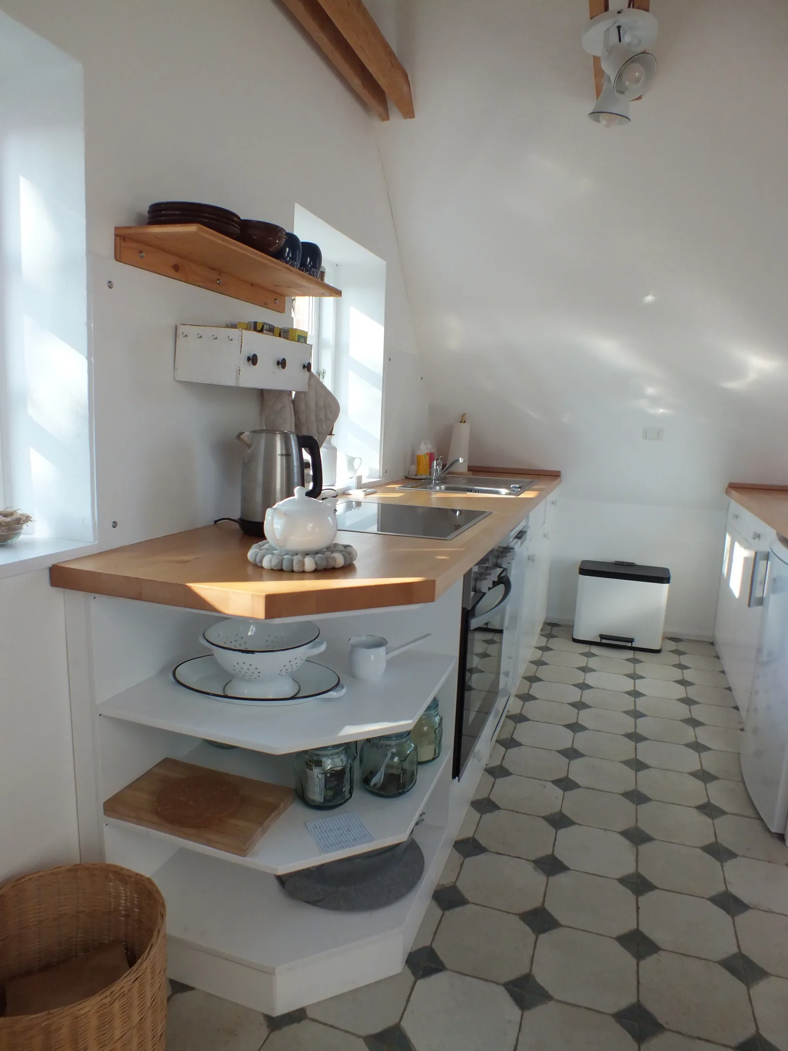 Küche der Ferienwohnung mit Holzarbeitsplatte
